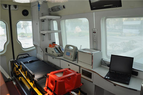 汨罗市救护车内部